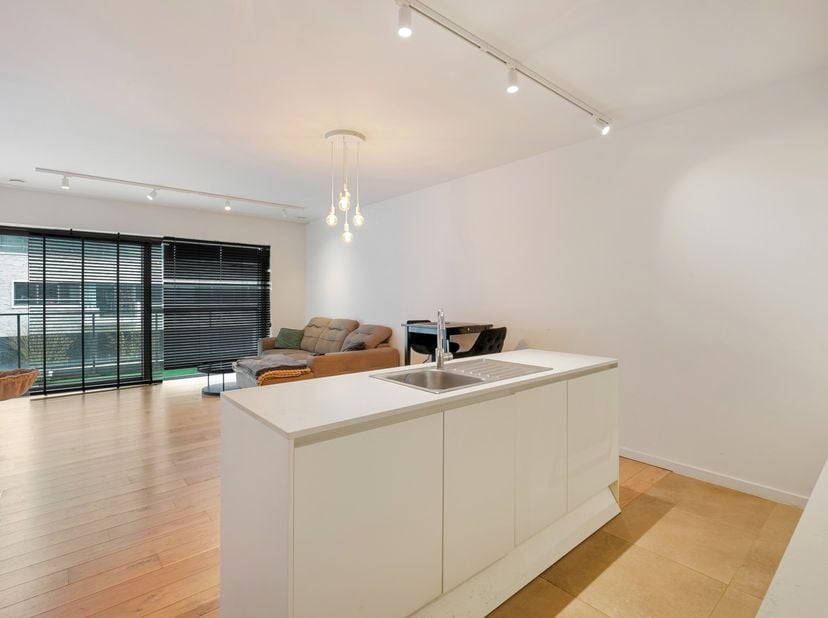 Idéalement situé le long de l'avenue Prince Baudouin, se trouve cet appartement moderne et économe en énergie avec une superficie habitable d'environ