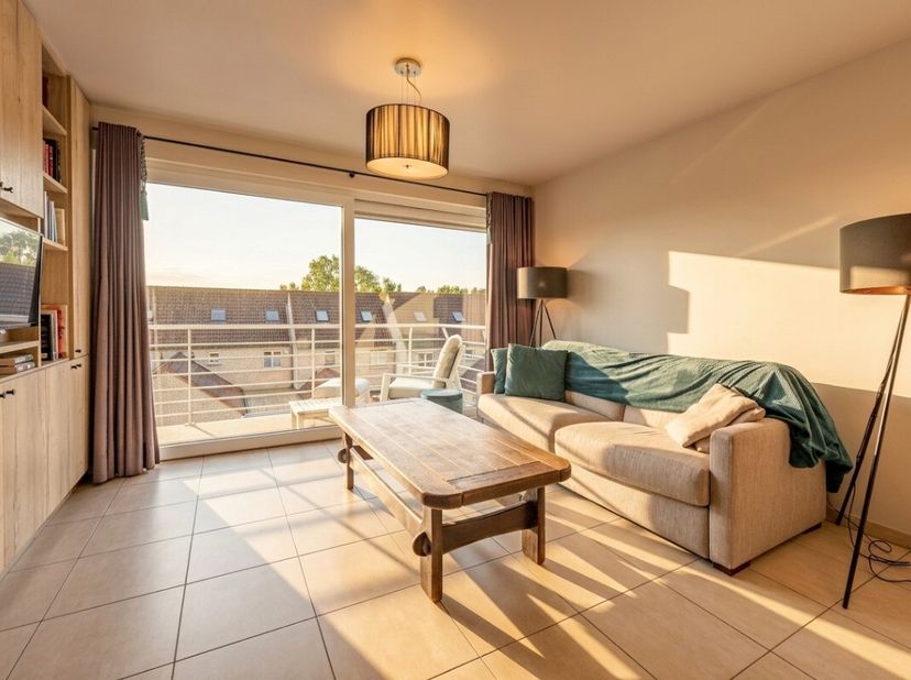 À vendre : appartement bien entretenu au cur de Nieuwpoort, situé sur lAvenue Albert I, à proximité des transports en commun. Cet appartement (constru