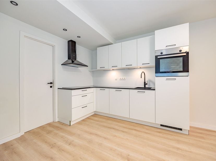 Dit volledig gerenoveerd appartement (2025) staat te koop aan de Kaaldries op een centrale locatie en op wandelafstand van het centrum van Hamme. Supe