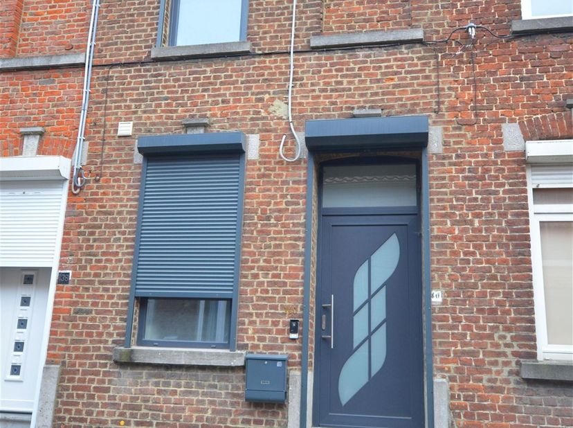Située dans une rue paisible de Haine-Saint-Pierre, cette charmante maison 2 façades, rénovée avec soin, offre des volumes agréables et parfaitement e