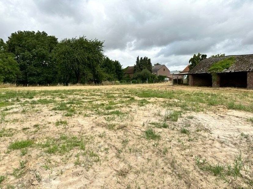 Landelijk en rustig gelegen bouwgrond op een oppervlakte van 4a 89ca. Het betreft de loten 5, 5A en 5B, geschikt voor een halfopen bebouwing. Voor mee