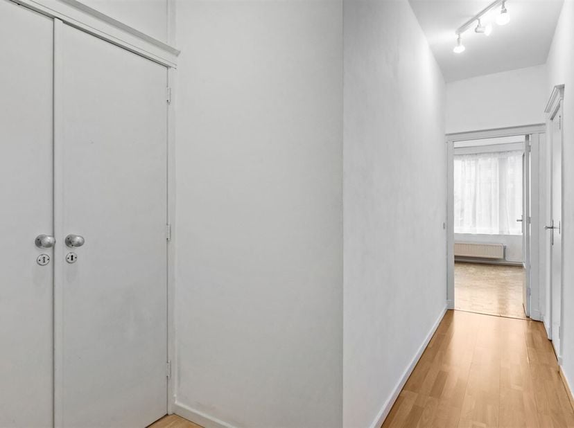Locatie: Deze studio staat te koop op de Van der Sweepstraat in Antwerpen. De studio is gelegen tussen de Waalse Kaai en het hippe Nieuw Zuid, een war