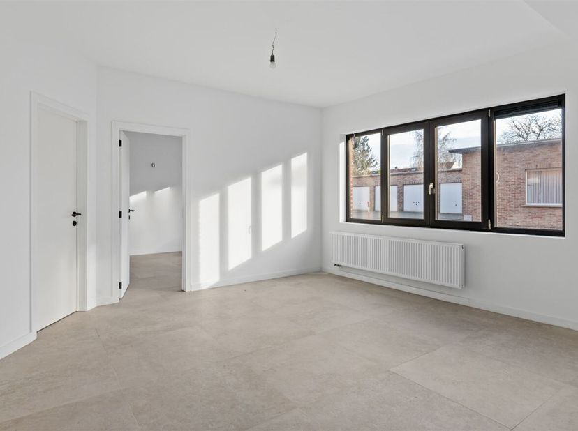 Gerenoveerd appartement (63m²) voorzien van twee slaapkamers op toplocatie te Edegem!<br />
Indeling: Berging, leefruimte, open keuken, masterbedroom,