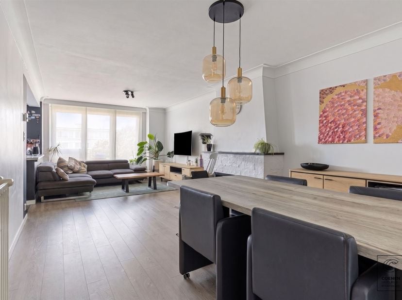 Dit stijlvol en instapklaar appartement met twee slaapkamers is gelegen op de tweede verdieping van een kleinschalig gebouw op een zeer centrale liggi