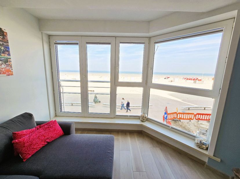 Knus appartement op de Zeedijk te De Panne. Het appartement bevindt zich op de 1ste verdieping van de residentie Paola en omvat: inkomhal, woonkamer m