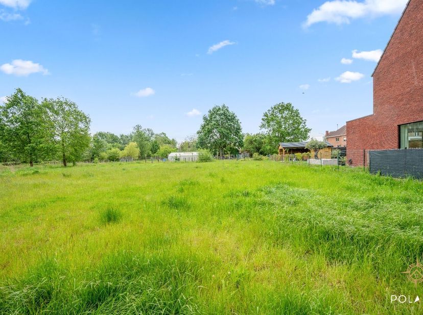 Uw droomwoning begint bij de juiste bouwgrond, de perfecte basis om uw woonideeën werkelijkheid te laten worden. Dit prachtig Zuidgericht perceel van
