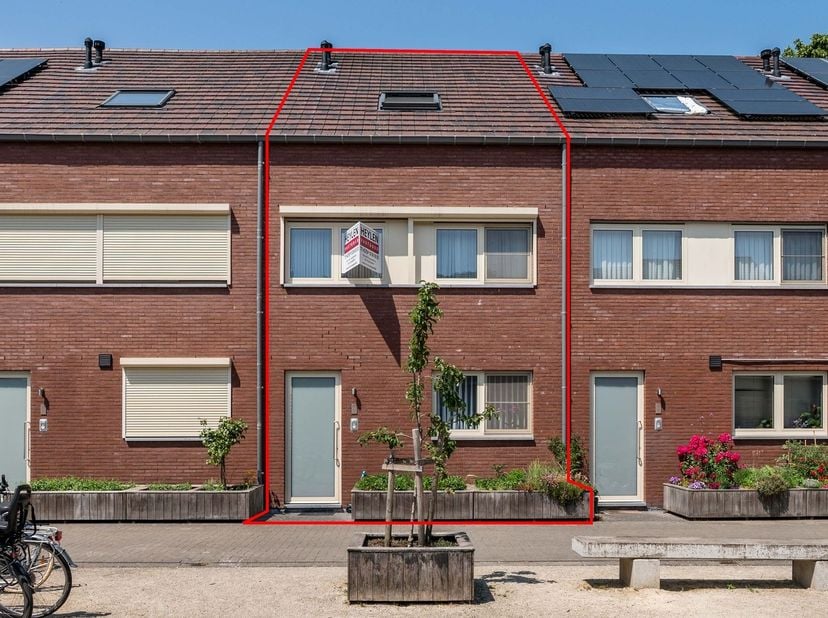 Cette propriété très bien entretenue est située dans un quartier résidentiel calme et isolé, accessible par la Boomlaarstraat. Grâce à son emplacement