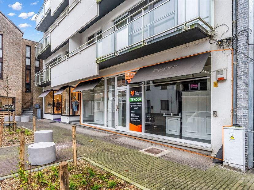 Volledig uitgerust en onderhouden handelspand op top locatie te Beringen Centrum! <br />
Belangrijkste troeven: <br />
- Centrale ligging <br />
- Kwa