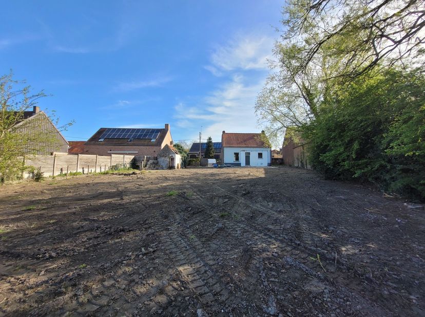 In de Klerkenstraat in Houthulst vinden we deze renovatiewoning met zeer veel potentieel.&amp;nbsp;<br />
Het volledige perceel is gelegen in woongebied e