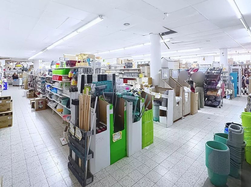 Bedrijfsvastgoed te koop in ,
                    7130 Binche