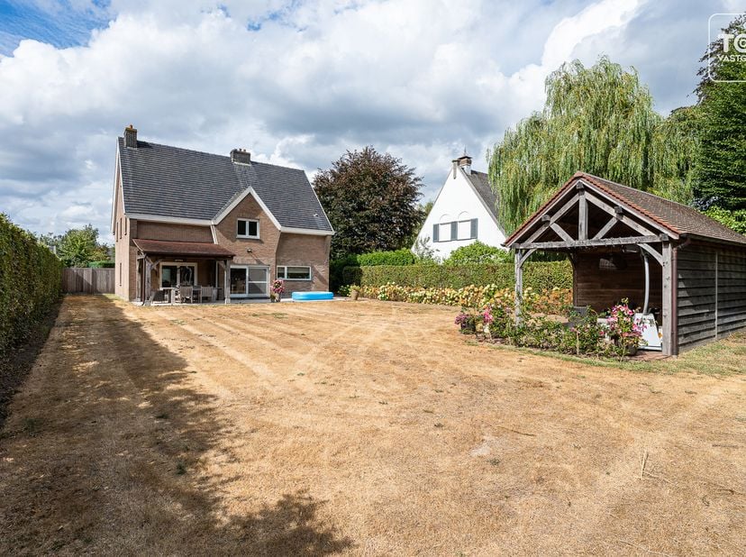 Deze kwalitatief afgewerkte alleenstaande woning is gelegen in een bijzonder rustige straat met uitsluitend plaatselijk verkeer en geniet achteraan va