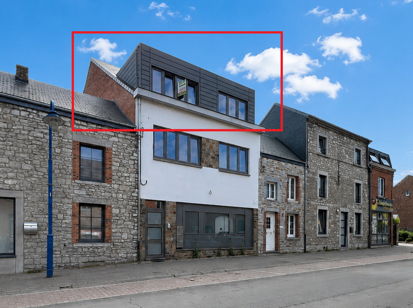 Ruim appartement met 2 slaapkamers (115 m²) en mezzanine, ideaal gelegen in het centrum van Beauraing, op wandelafstand van alle voorzieningen.<br />