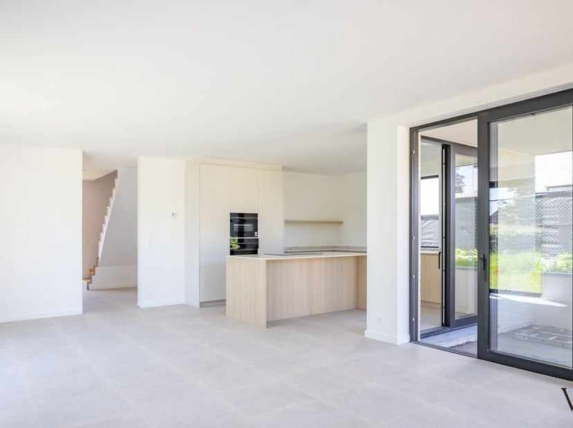 In een rustige en groene omgeving in Wezemaal bevindt zich deze prachtige nieuwbouwwoning in open bebouwing, waar hedendaags wooncomfort, energiezuini