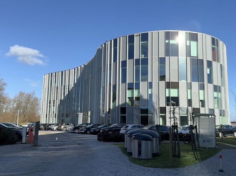 775m² de bureaux au rez-de-chaussée (extensible à 3295m² de bureaux)<br />
Emplacement : sur The Loop et à proximité de la sortie de l'E40 (Flanders E
