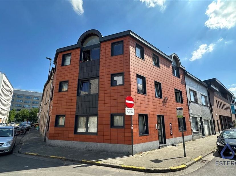 Deze studio bevindt zicht op de eerste verdieping van een gebouw in Gent. <br />
Het pand beschikt over een ruime leefruimte, een open keuken en een b