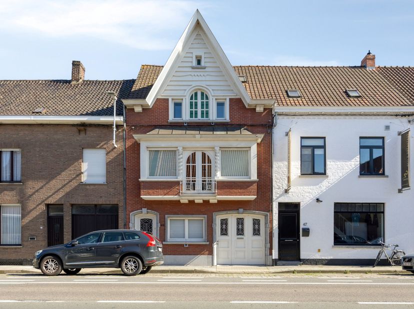 Klasse ten top in deze parel...<br />
<br />
Via de inkomhal met vestiaire, komen we in de charmante centrale gang met theatrale traphal, die volledig