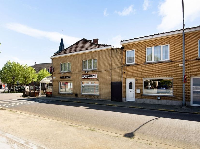 Deze te renoveren woning is gelegen aan de Hoogstraat 1 in Beerzel, deelgemeente van Putte. De woning betreft een gesloten bebouwing met een centrale