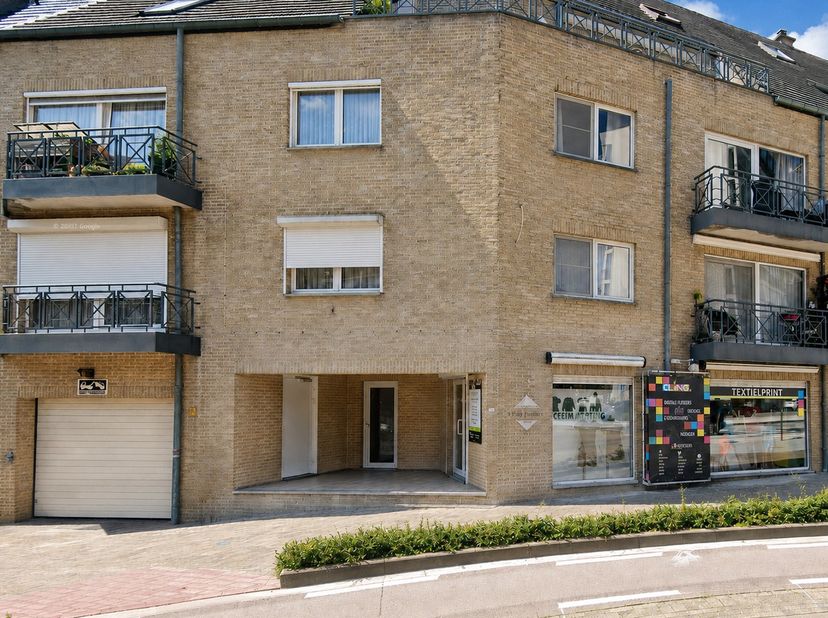 Deze mooie gelijkvloerse handelsruimte met veel lichtinval en een brede etalage, biedt veel opportuniteiten en geniet een centrale ligging aan de rand