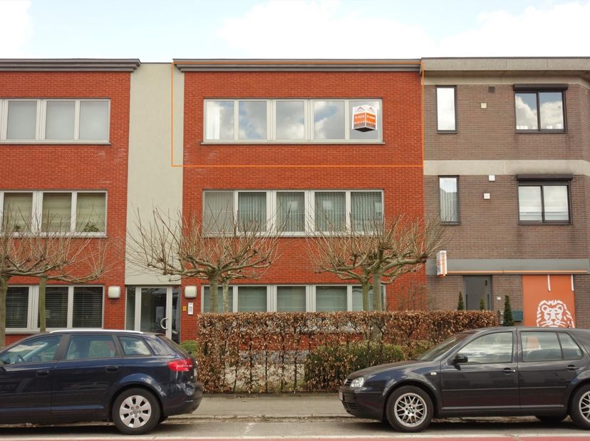 Het appartement is gelegen op de tweede verdieping en is bereikbaar met de lift. Indeling: een inkomhal met kastenwand en gastentoilet, een woon- en e