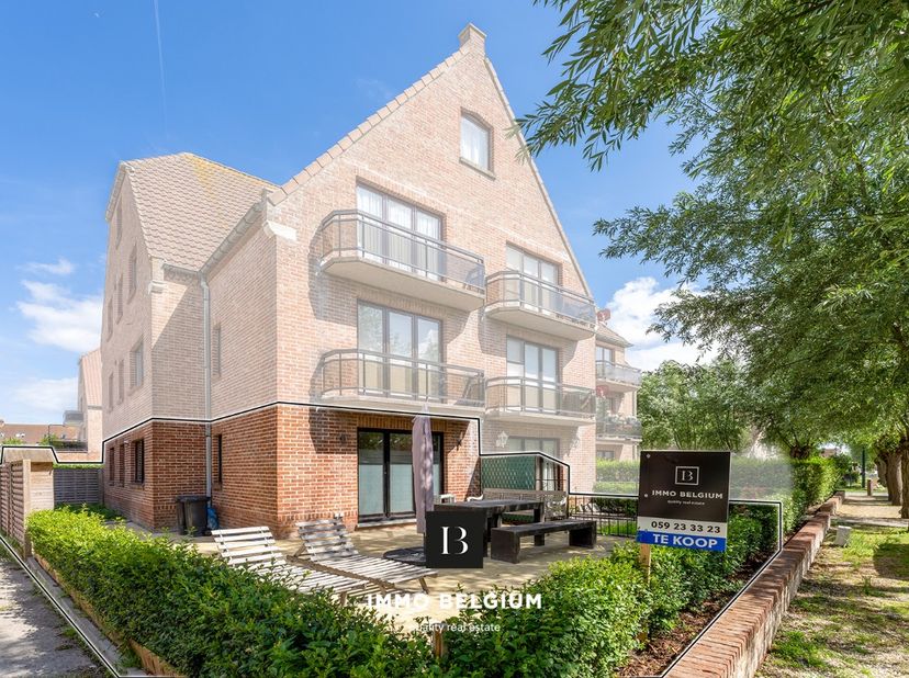 Dit instapklare en smaakvol gerenoveerde hoekappartement bevindt zich op het gelijkvloers van een kleinschalige residentie, op wandelafstand van het c