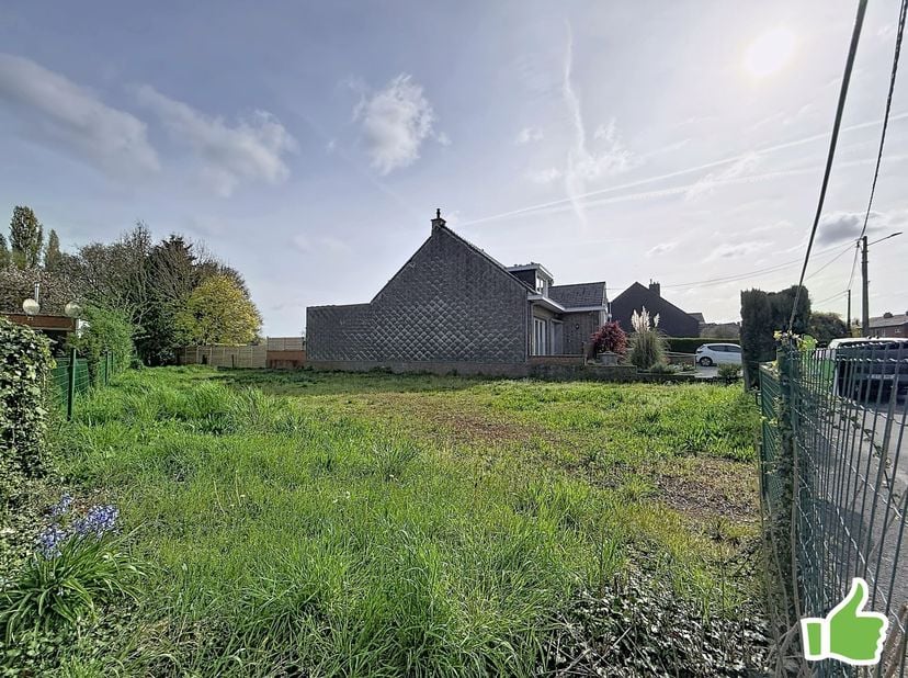Terrain à bâtir de 465 m2 situé dans un quartier calme et idéalement situé proche des grand axes.<br />
<br />
Idéalement pour construction 3 façade