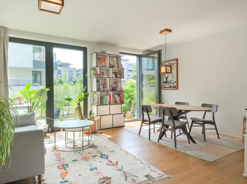 Uccle  Superbe appartement de ± 92 m² avec terrasse et jardin, au rez-de-chaussée dun immeuble contemporain et élégant. Lappartement se compose comme