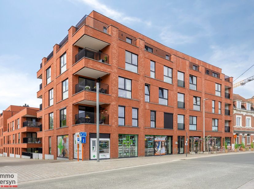 Dit gelijkvloerse appartement met twee slaapkamers geniet van een ideale ligging vlak bij het station van Diest, perfect voor wie vlot wil pendelen me