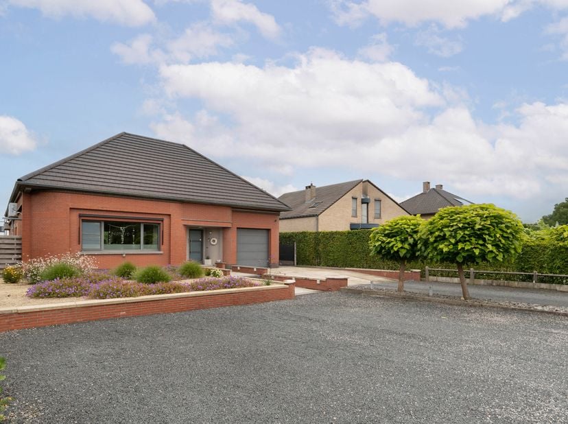 Te koop in Rotselaar – Ruime gezinswoning met polyvalente ruimte, prachtige tuin en uitzicht op natuurgebied<br />
Ontdek deze charmante woning in het