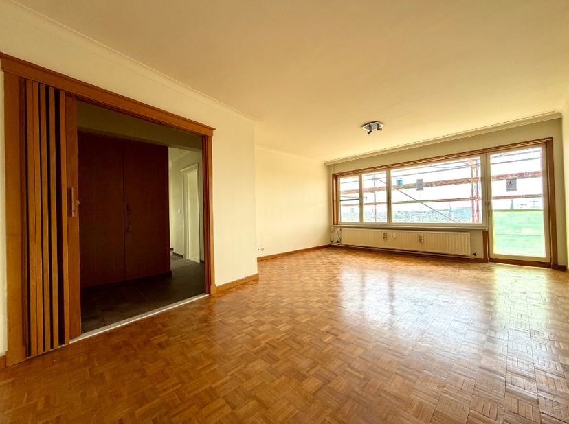Dit ruime en lichtrijke appartement bevindt zich op de 12e verdieping van de "Residentie Groene Vallei" in Gent. Dankzij het grote, zuidgerichte terra