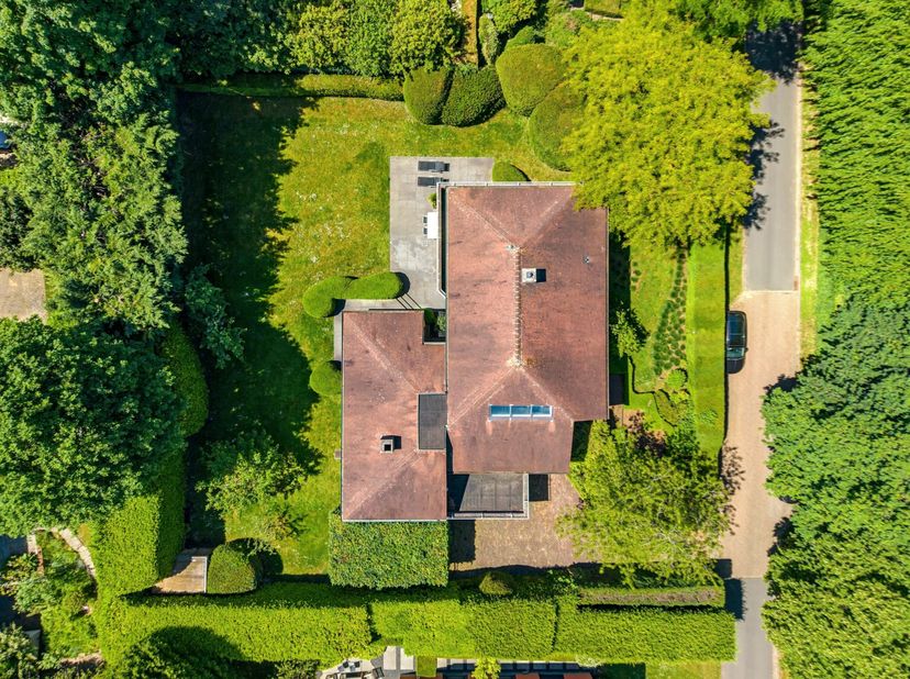Dans le quartier du Prince d'Orange, dans un clos privé et discret, magnifique villa d'une superficie totale de ± 453 m² bruts (selon PEB) avec jardin
