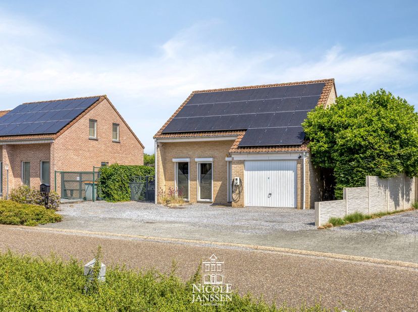 Deze instapklare vrijstaande gezinswoning is voorzien van alle comfort zoals zonnepanelen en airco en heeft een toffe achtertuin.  Met zijn 3 ruime sl