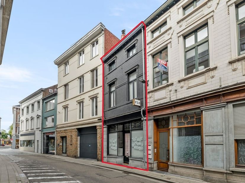 In de Beekstraat kan men dit knap handelshuis terugvinden. Dankzij de centrale positie tussen de Grote Markt en het station heeft het pand niet alleen