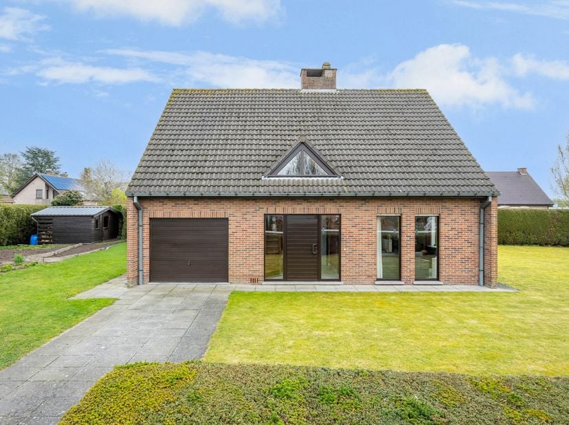 Te koop in MERELBEKE-BOTTELARE:<br />
In een rustige en residentiële verkaveling bevindt zich deze vrijstaande woning op een mooi perceel van 824 m².