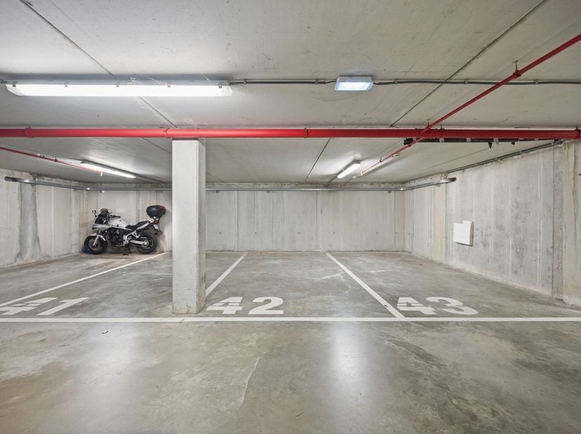 Aangenaam en ruim appartement uit 2013 met 2 slaapkamers en een ruim terras op de 3de verdieping. Het appartement omvat: inkomhal met apart toilet en