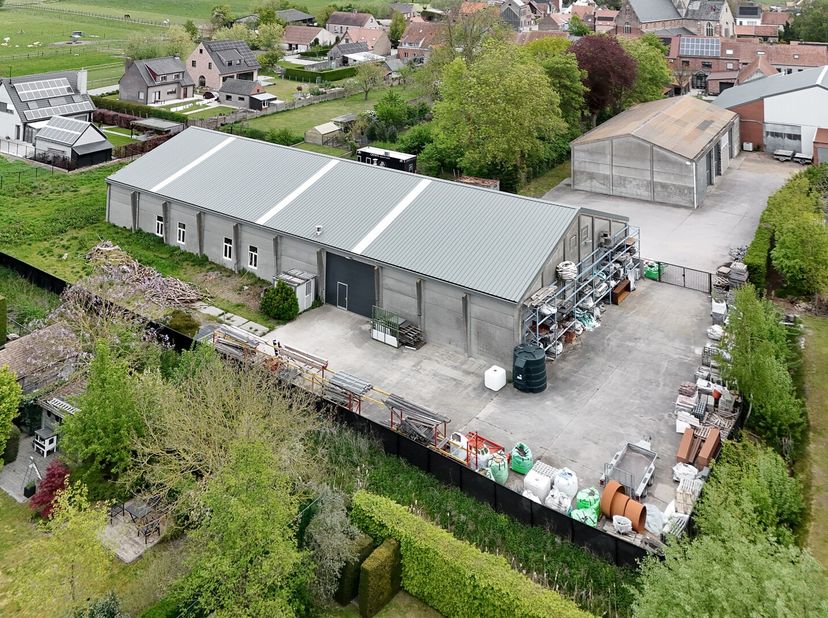 Deze polyvalente opslagplaats of atelierruimte is gelegen op een ruim perceel van meer dan 4.000 m² in Middelburg, deelgemeente van Maldegem.<br />
Da