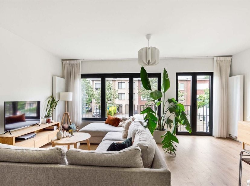 Ligging: Het appartement bevindt zich in een rustige omgeving in Brasschaat met winkels, scholen en openbaar vervoer binnen handbereik.<br />
Beschrij