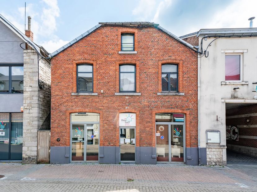 EBIMMO biedt te koop aan dit gebouw bestaande uit een zaak, 4 studio's en een eengezinswoning, ideaal gelegen in het centrum van Barvaux, op een steen
