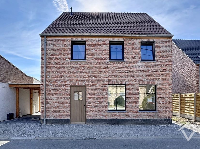 Deze alleenstaande nieuwbouwwoning is gelegen te Bovekerke en bestaat uit: inkomhal - toilet - grote living - keuken - berging - wasplaats - terras -