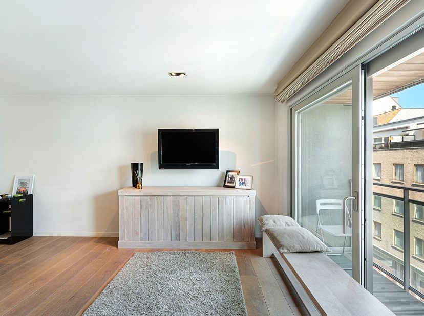 Modern appartement gelegen in een kleinschalig gebouw op centrale ligging nabij het centrum en het Albertstrand. <br />
Samenstelling: open keuken voo