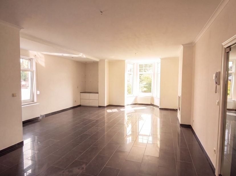 Gelijkvloers appartement met 2 ruime slaapkamers, mooie veranda, tuintje en garage.<br />
<br />
ALGEMEEN<br />
- Verwarming: aardgas.<br />
- PVC