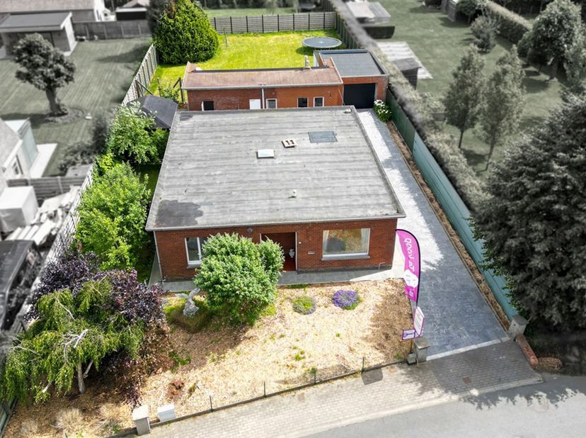 TE KOOP – Ruddervoorde, Bergenstraat 59<br />
Charmante, rolstoelvriendelijke bungalow met veelzijdig bijgebouw op een ruim perceel van 1.051 m² te Ru