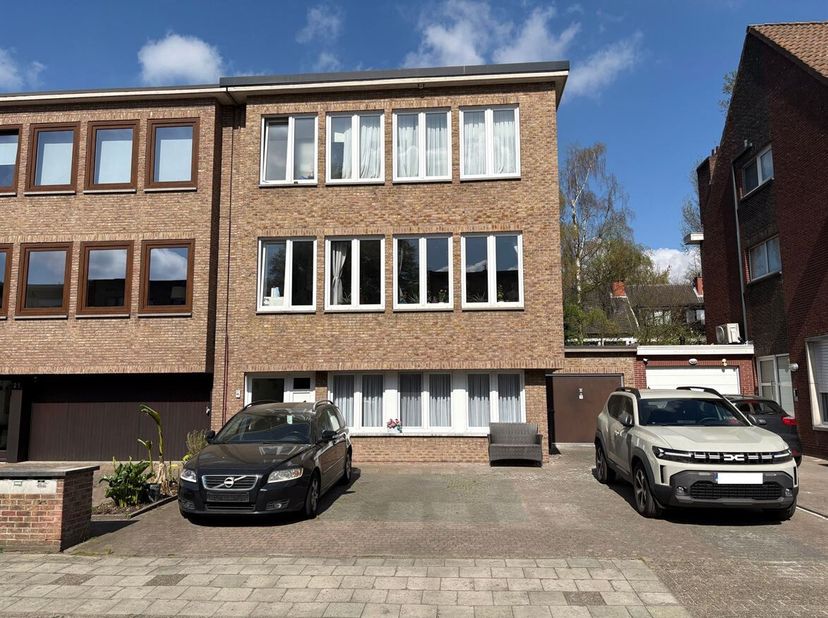 Spacieux appartement au rez-de-chaussée dans un endroit calme, mais à distance de marche du centre<br />
L'appartement est situé dans un quartier rési