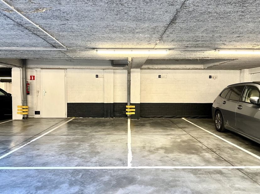 In de directe omgeving van Place Stéphanie, goed bereikbare, ruime parkeerplaats in een beveiligd, goed onderhouden gebouw. Beschikbaar op een eenmali