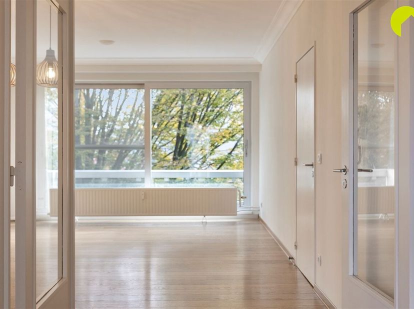 IN OPTIE<br />
Op een centrale locatie in Mortsel, op wandelafstand van het centrum, winkels, scholen en verbindingswegen, vinden we dit leuke 2 slpk-