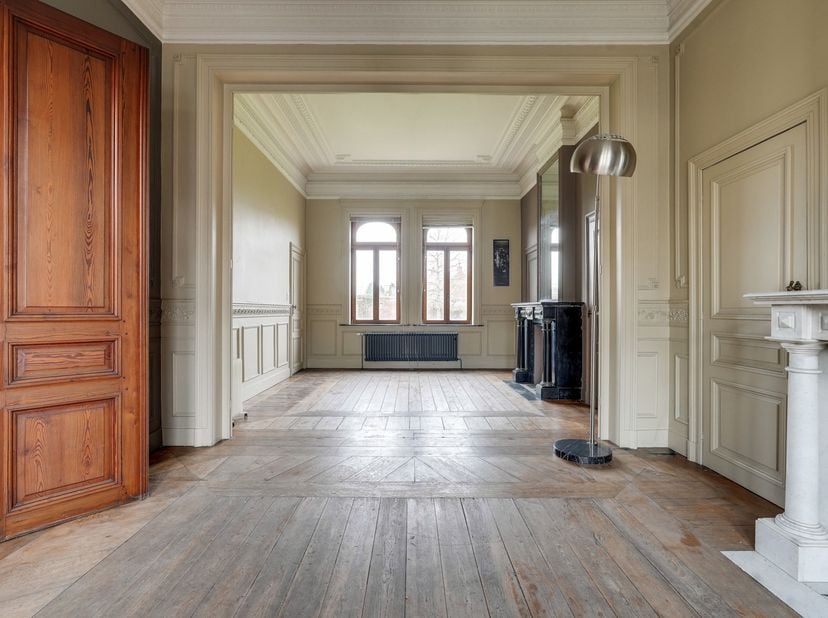 Immo Emeraude nodigt u uit om deze imposante herenwoning te ontdekken, een waar architecturaal juweel, met ± 251 m² bewoonbare oppervlakte voor meer d
