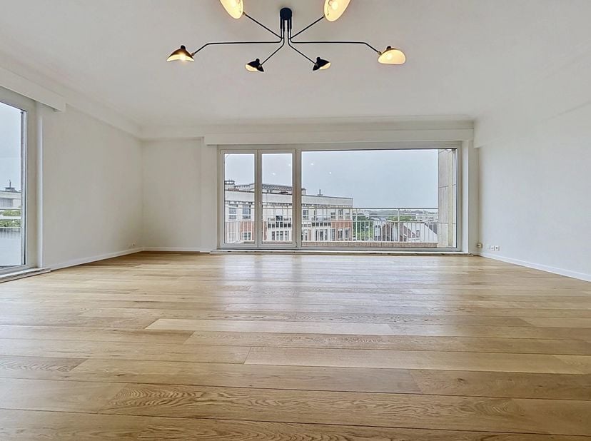 Kom en ontdek dit luchtige appartement op de daken van Brussel. Dit uitzonderlijk lichte penthouse met 3 voorgevels ligt in een zeer gewilde wijk, is