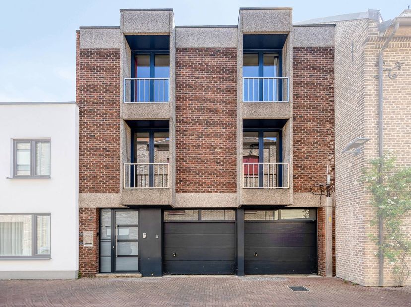 Unieke kangoeroewoning te koop op een toplocatie in het centrum van Maaseik (Hertstraat 19). Deze eigendom is ingedeeld in 2 afzonderlijke appartement