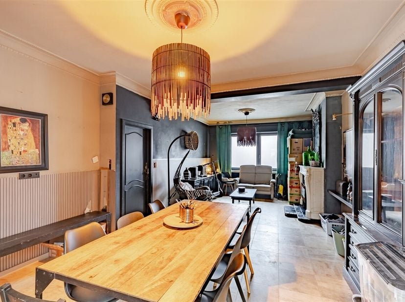 Ontdek deze verder te renoveren woning op een gunstige ligging in Wetteren. Met een bewoonbare oppervlakte van 229m² biedt deze woning alle ruimte en