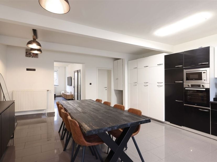 Gunstig gelegen gezinswoning met zonnige tuin en garage te Genk<br />
<br />
Omgeving:<br />
+ Op slechts enkele minuten van het gezellige stadscen