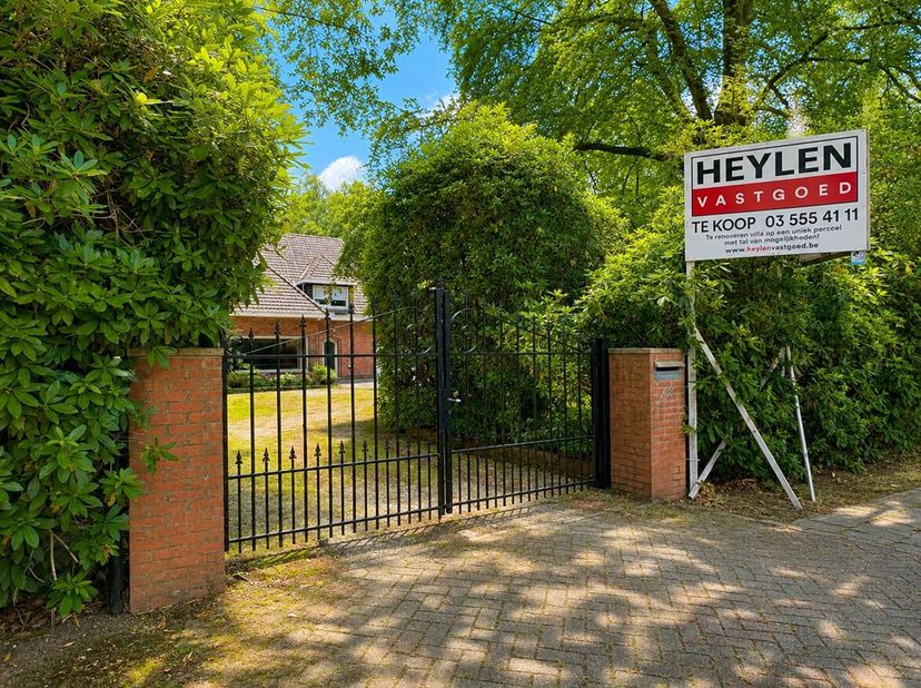 Te renoveren woning op toplocatie in Brasschaat op ruime perceel van 5.300m²<br />
Op een uitstekende locatie in Brasschaat, aan de Max Hermanlei 45,